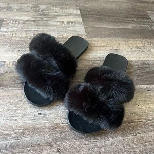 Black slippers/sandals with fuzzy straps